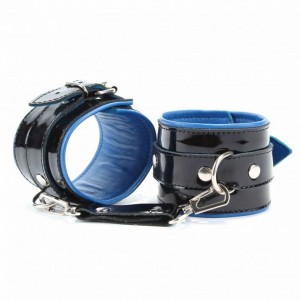 Чёрные лаковые наручники с синим подкладом БДСМ Арсенал
